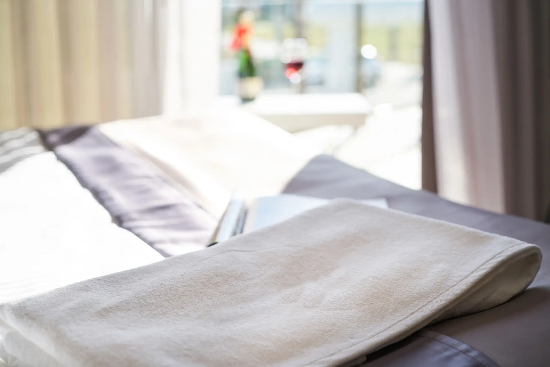 Moderna hotelska soba s pripravljenimi brisačami