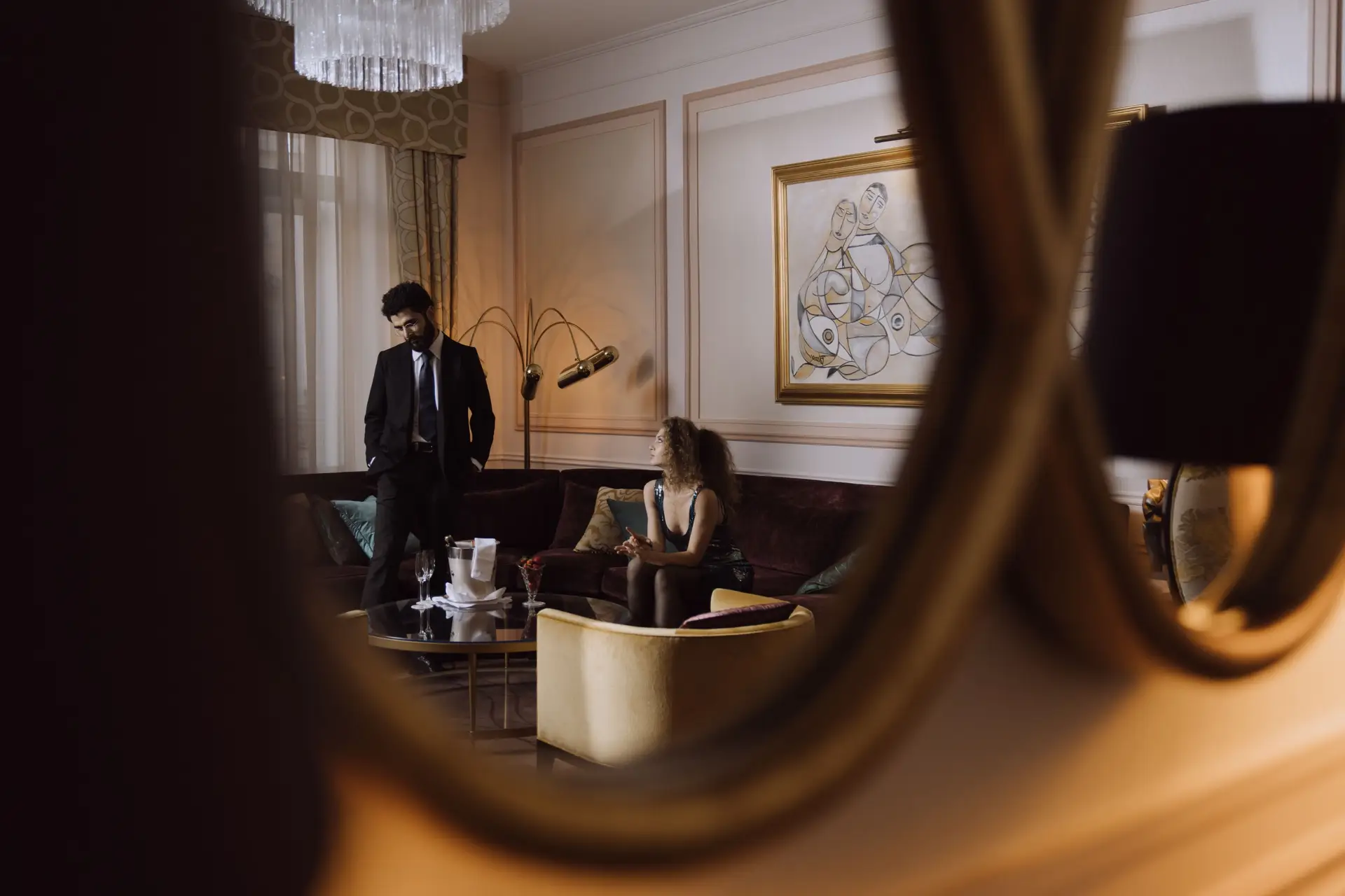 Par v luksuznem hotelskem salonu