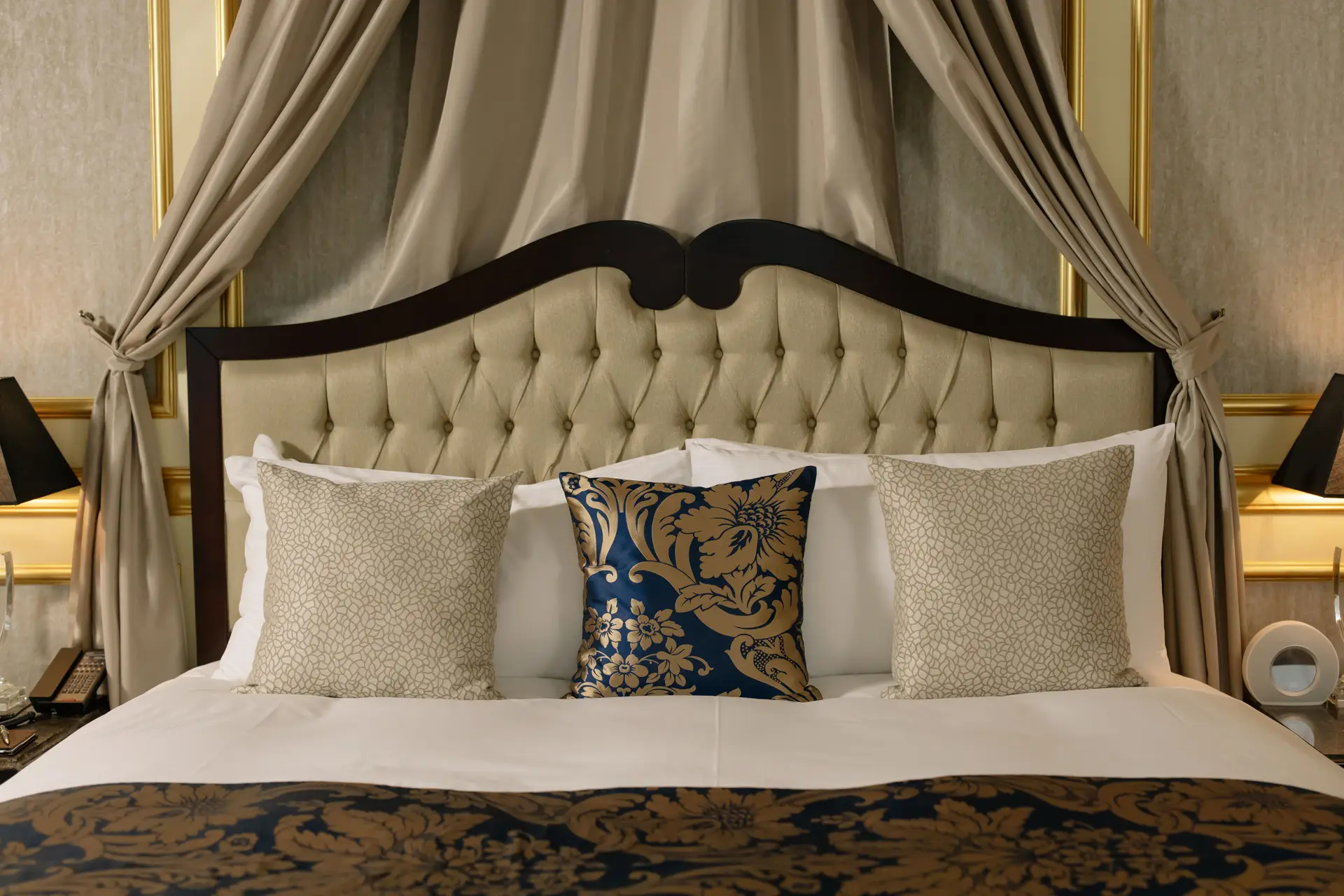 Luksuzna hotelska soba s plišastim vzglavjem